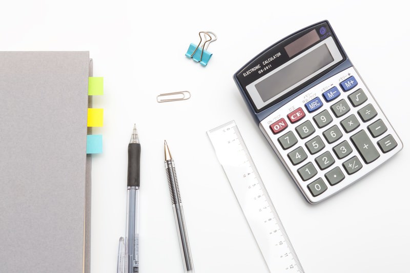 電卓と付箋の写真