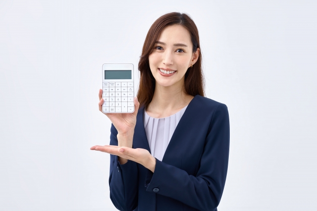 電卓を持った女性の写真